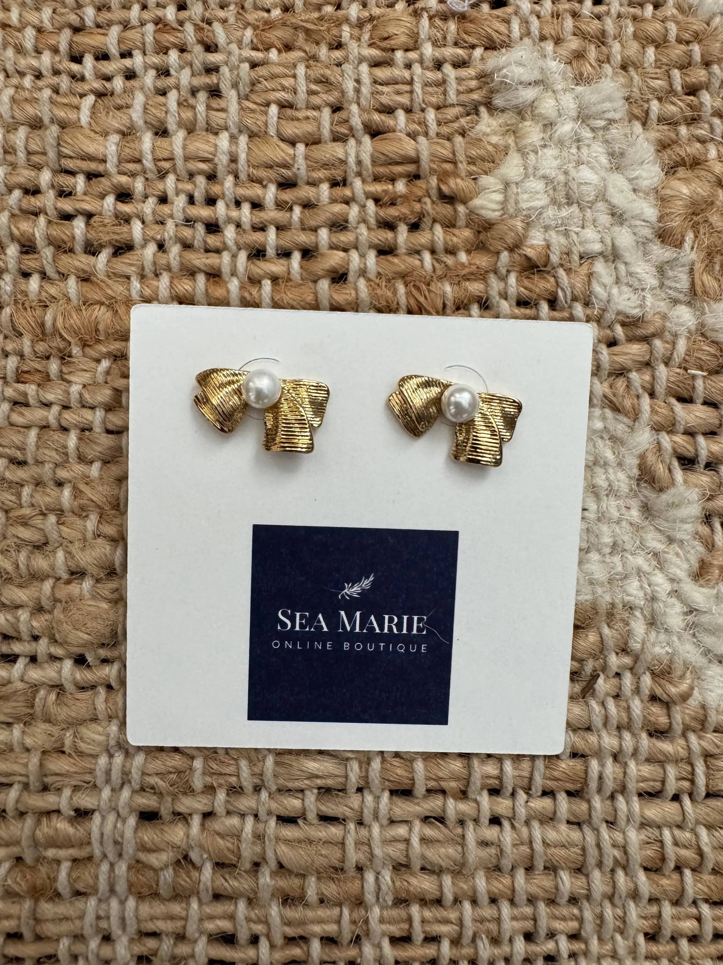 Rippled Pearl Bow Studs (2 Colors Available)